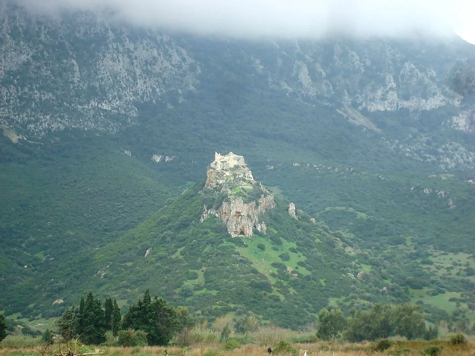 Il Castello di Pontes arroccato su uno sperone di roccia ai piedi del Monte Tuttavista, nel territorio di Galtellì